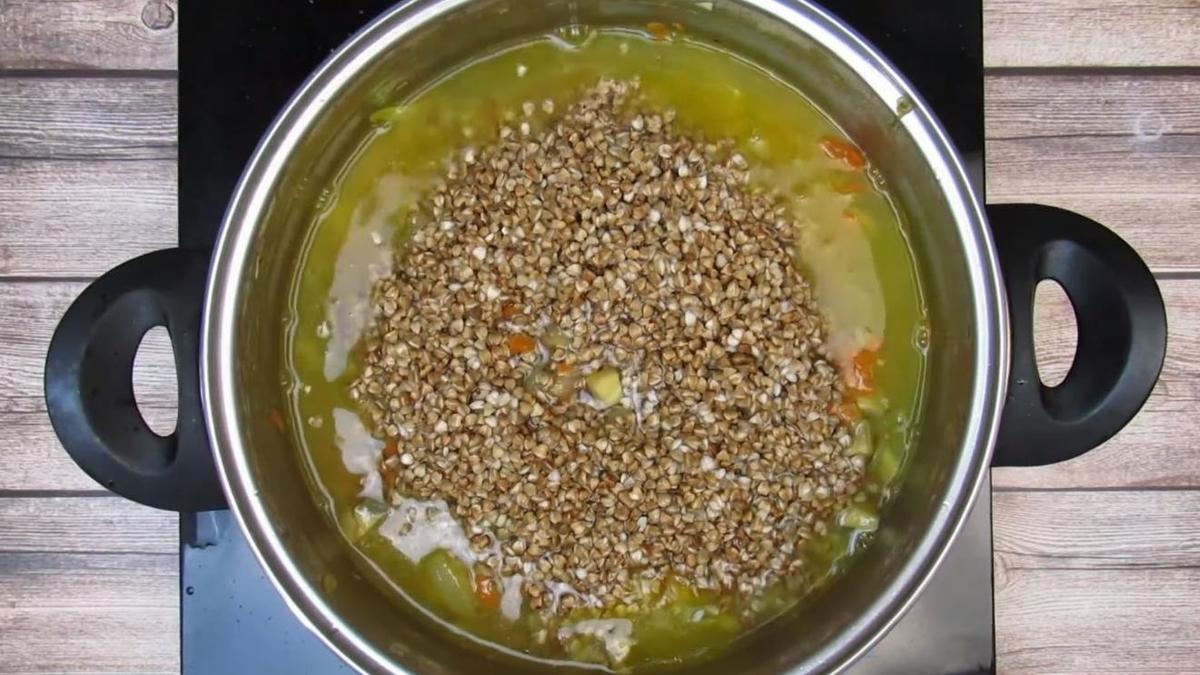 Добавление гречки и воды