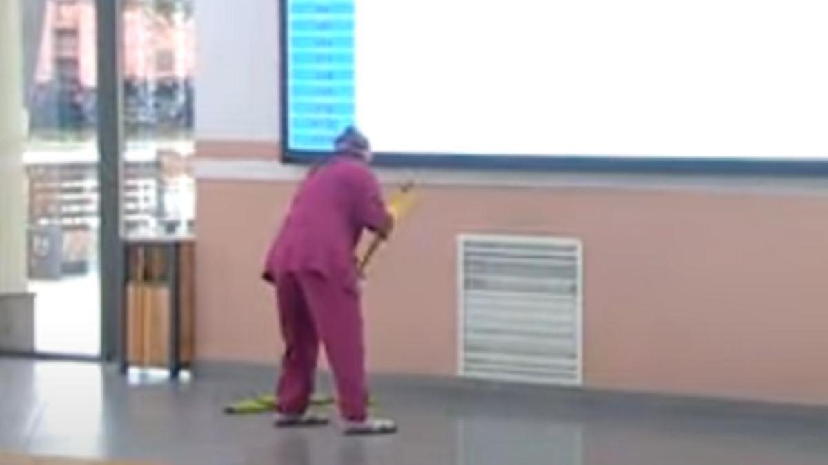 Уборщица моет пол на вокзале Шымкента