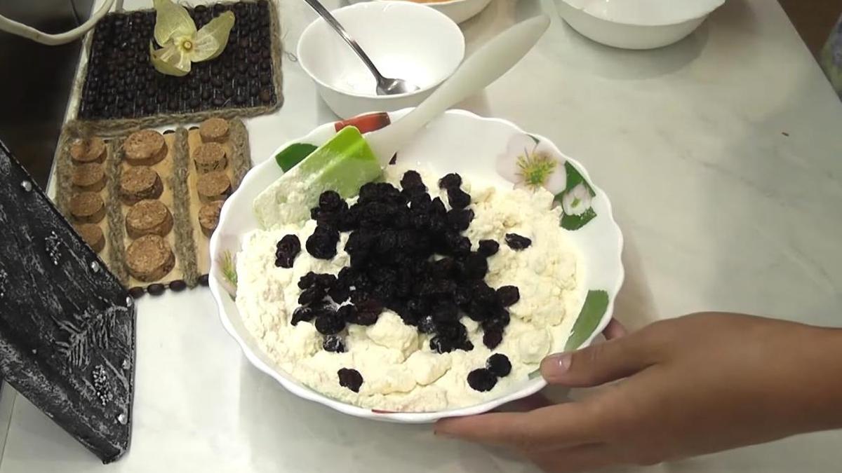 Черный изюм на творожной массе
