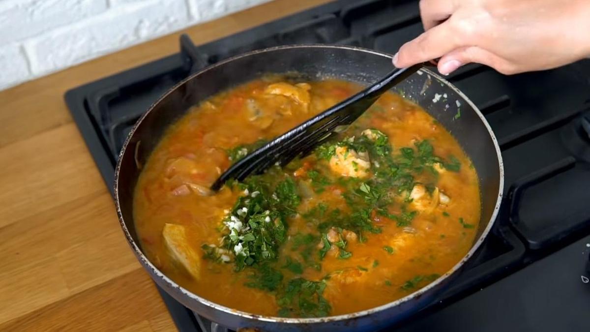 Курица в подливке с зеленью