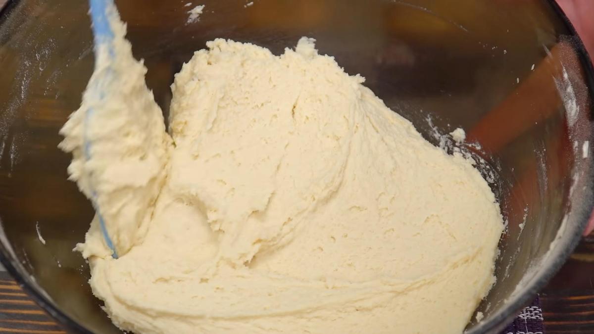 Замешанное тесто для песочного печенья в миске