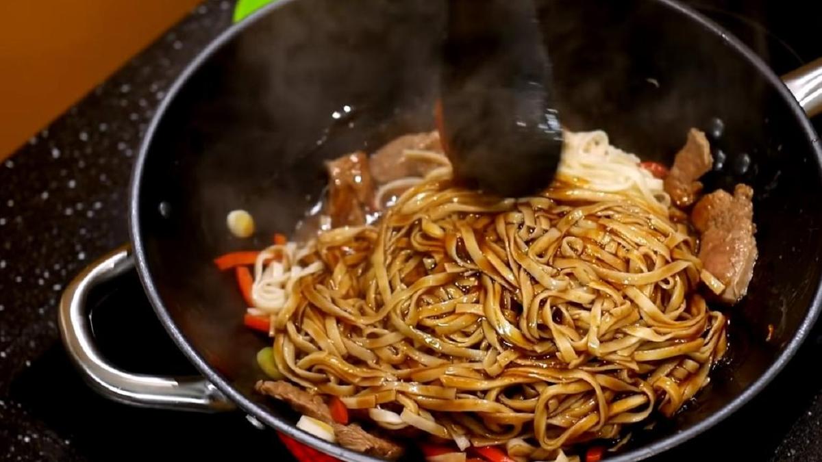 Добавьте лапшу и соус