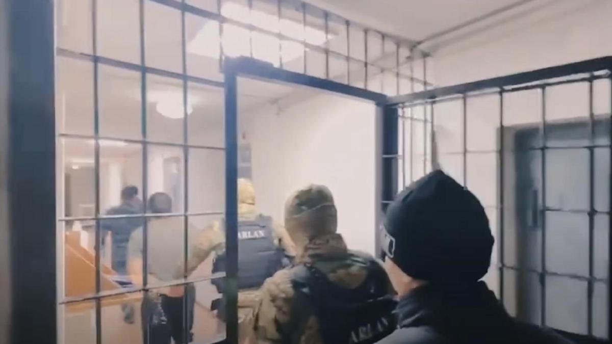 ҚР ІІМ жариялаған видеодағы ұстау процесінен скриншот ҚР ІІМ жариялаған видеодағы ұстау процесінен скриншот