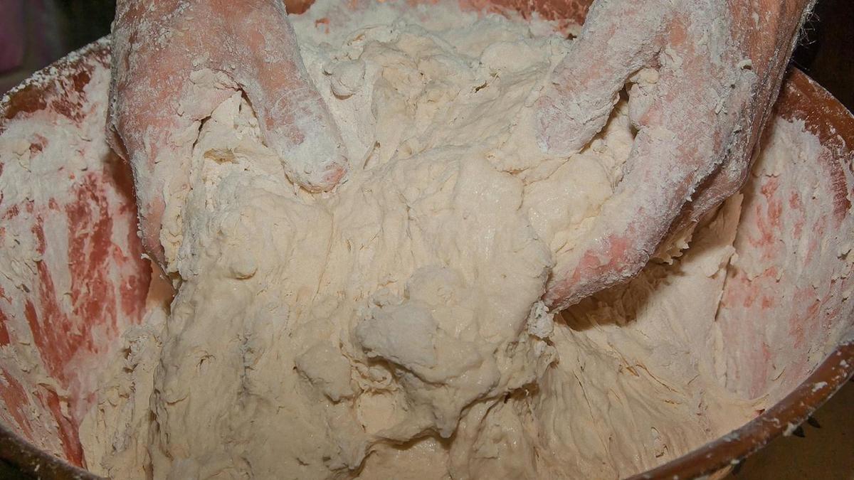 В миске руками замешивают тесто