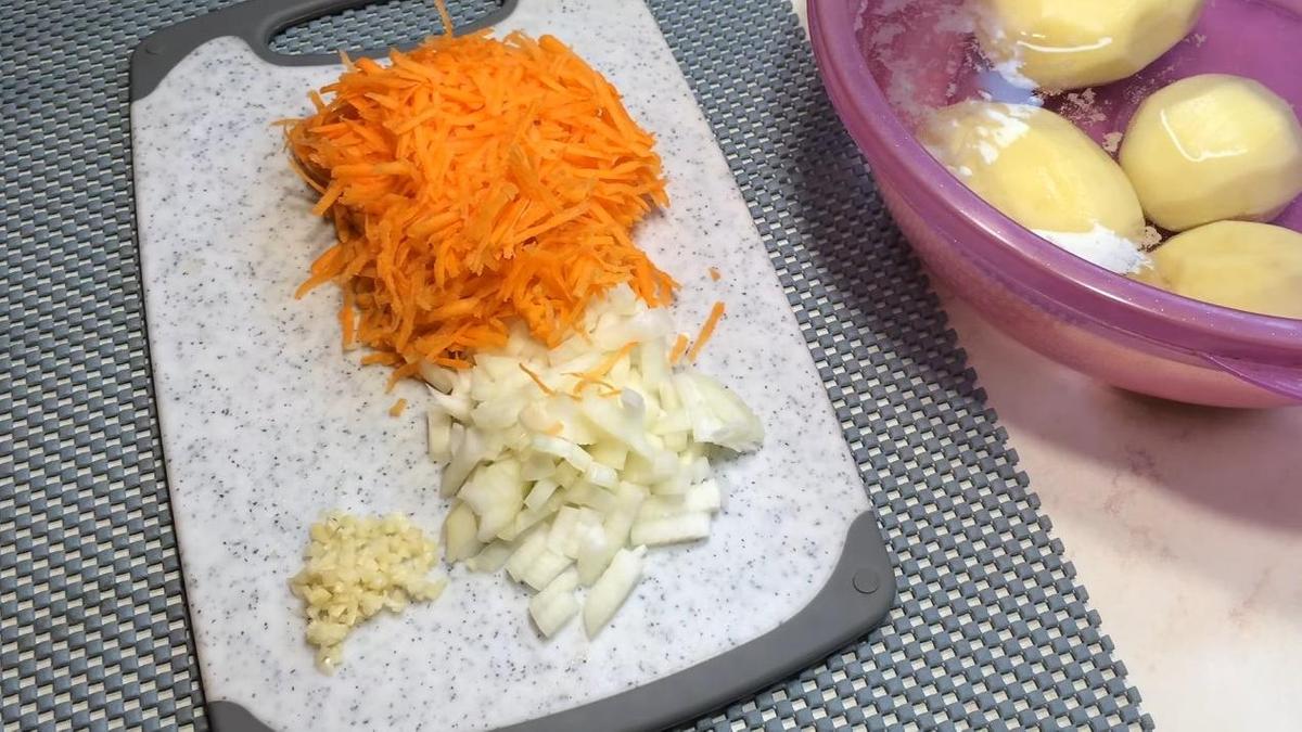 Натертая крупно морковь и рубленные лук с чесноком