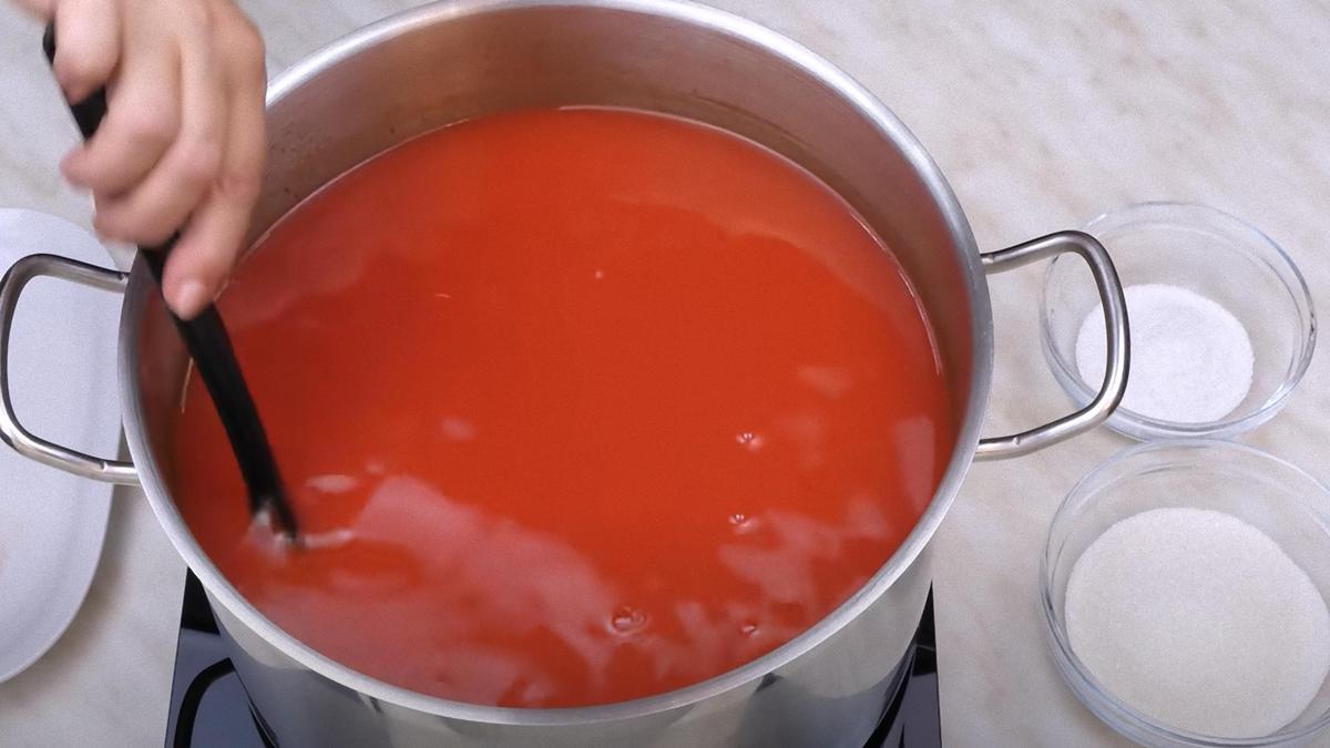 Томатный сок мешают ложкой в кастрюле