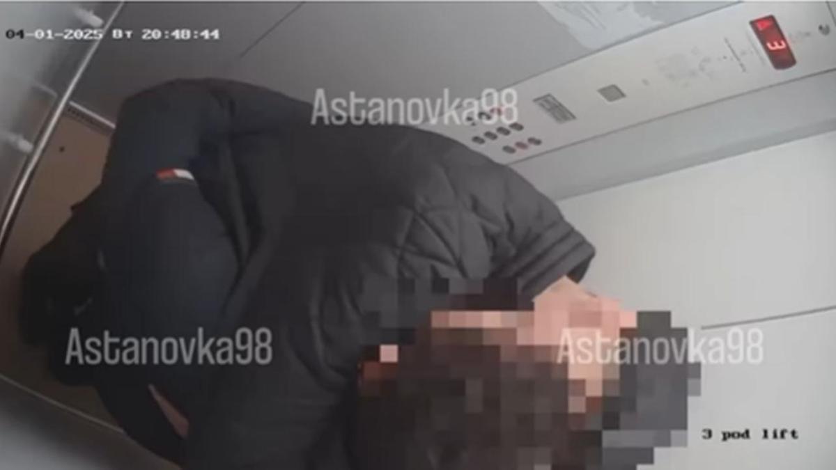 Мужчины повредили камеру в лифте в Астане Мужчины повредили камеру в лифте в Астане