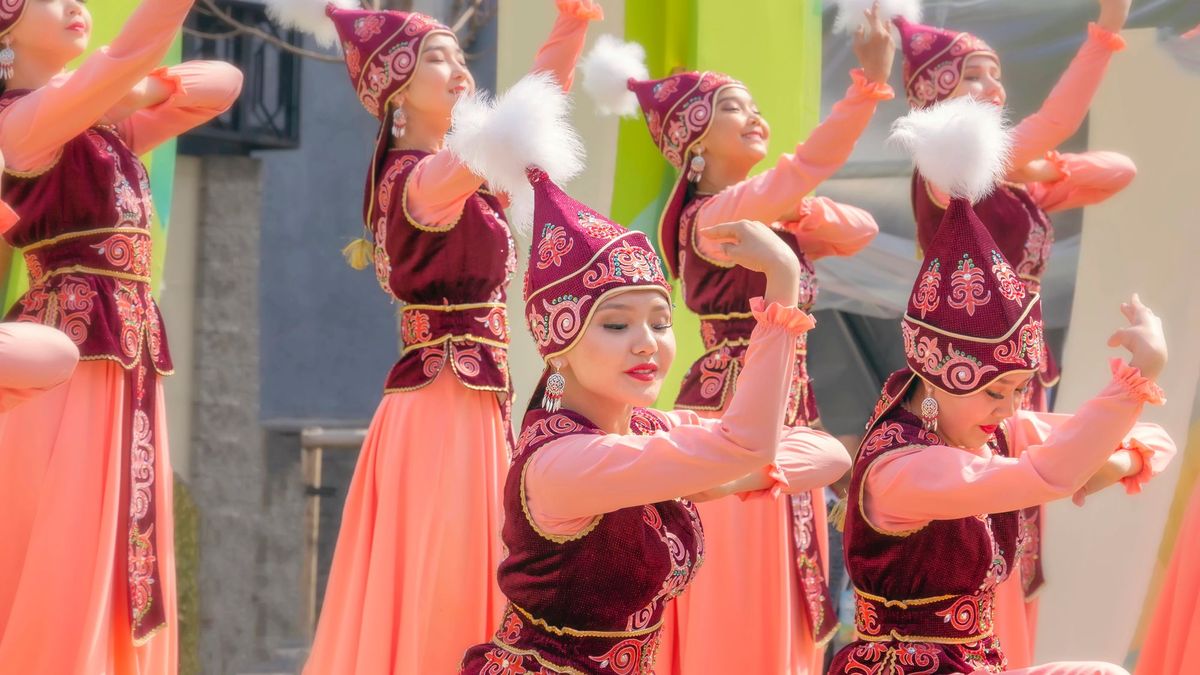 Красивые девушки в национальных казахских костюмах