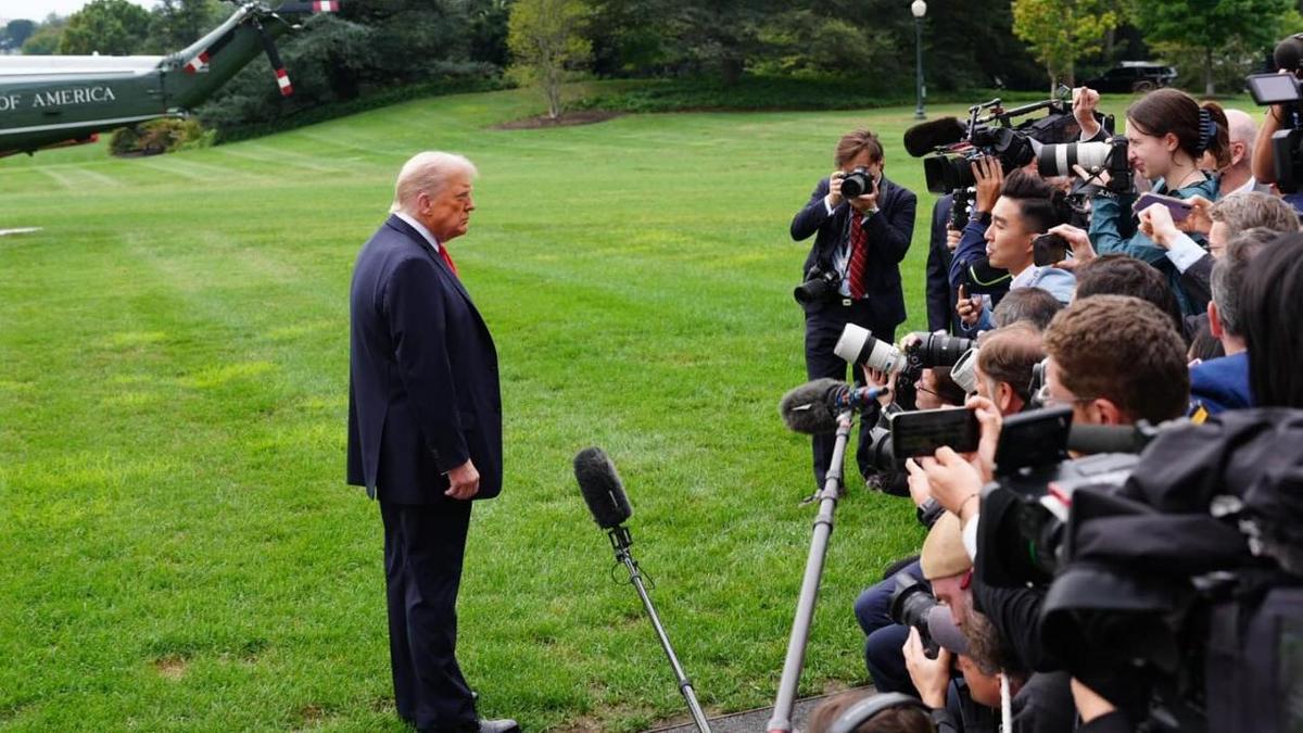 Дональд Трамп журналистердің сұрағына жауап беруде