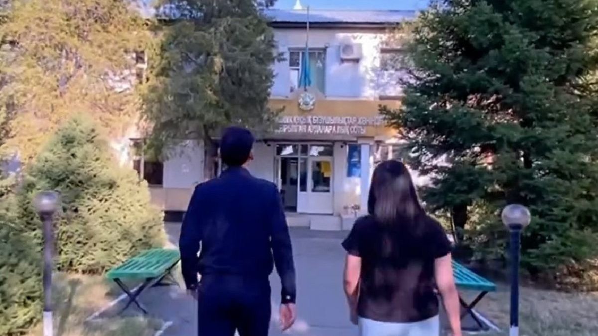 Девушка и полицейский у суда
