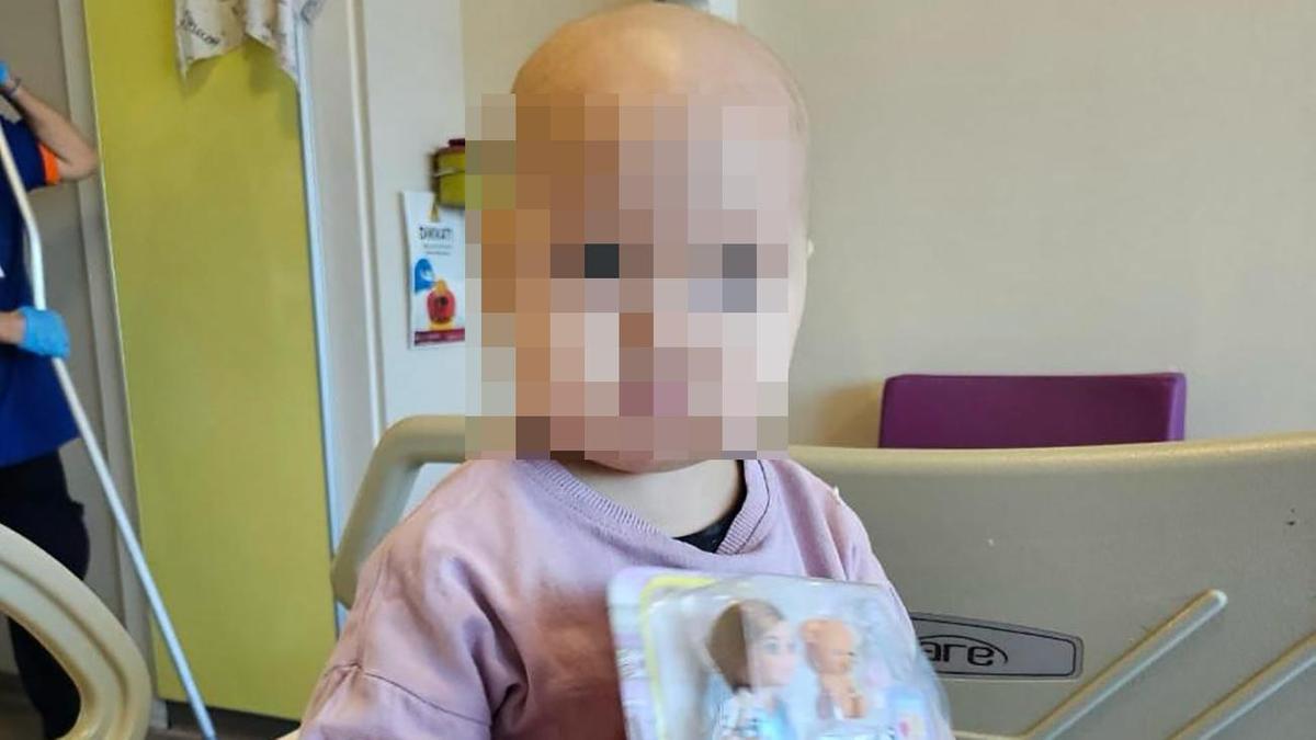 Девочка сидит на кровати Девочка сидит на кровати