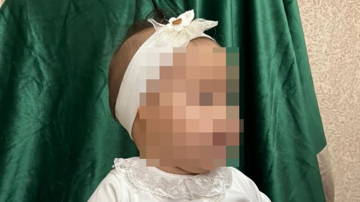 Девочка позирует для фото