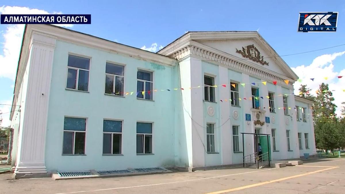 Здание школы в Аксае Здание школы в Аксае