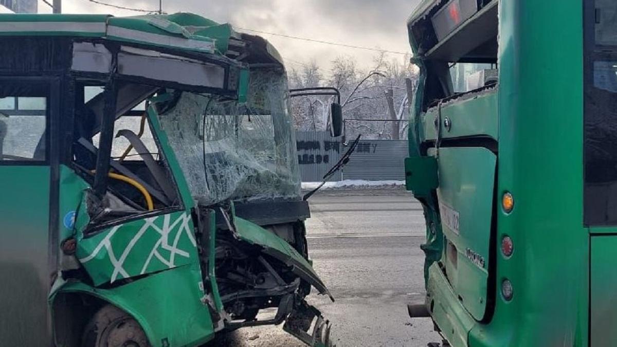 Столкнувшиеся автобусы