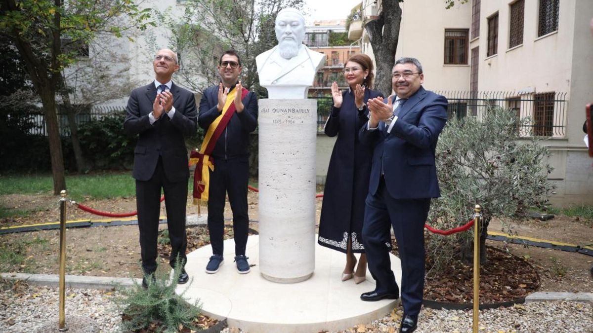 Открытие памятника Абая