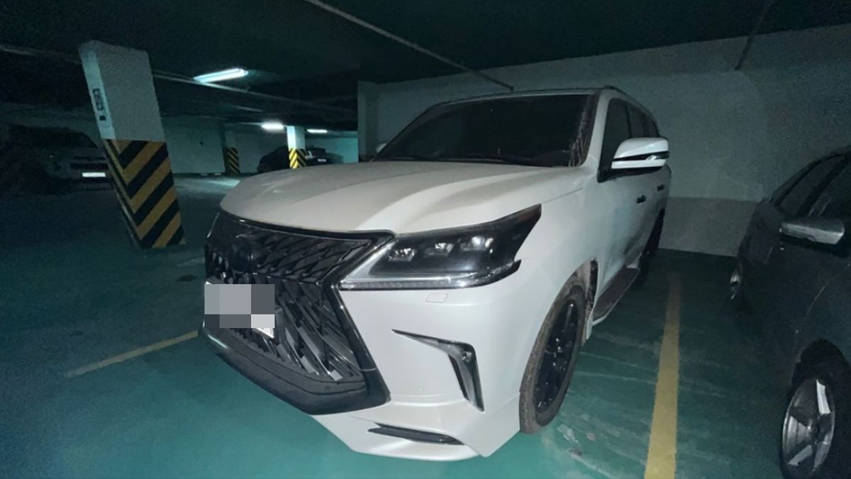 Автомобиль Lexus LX570