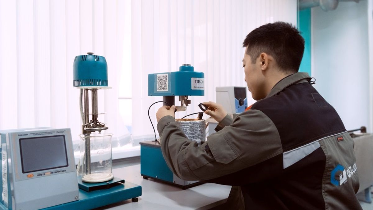 Специалист в лаборатории