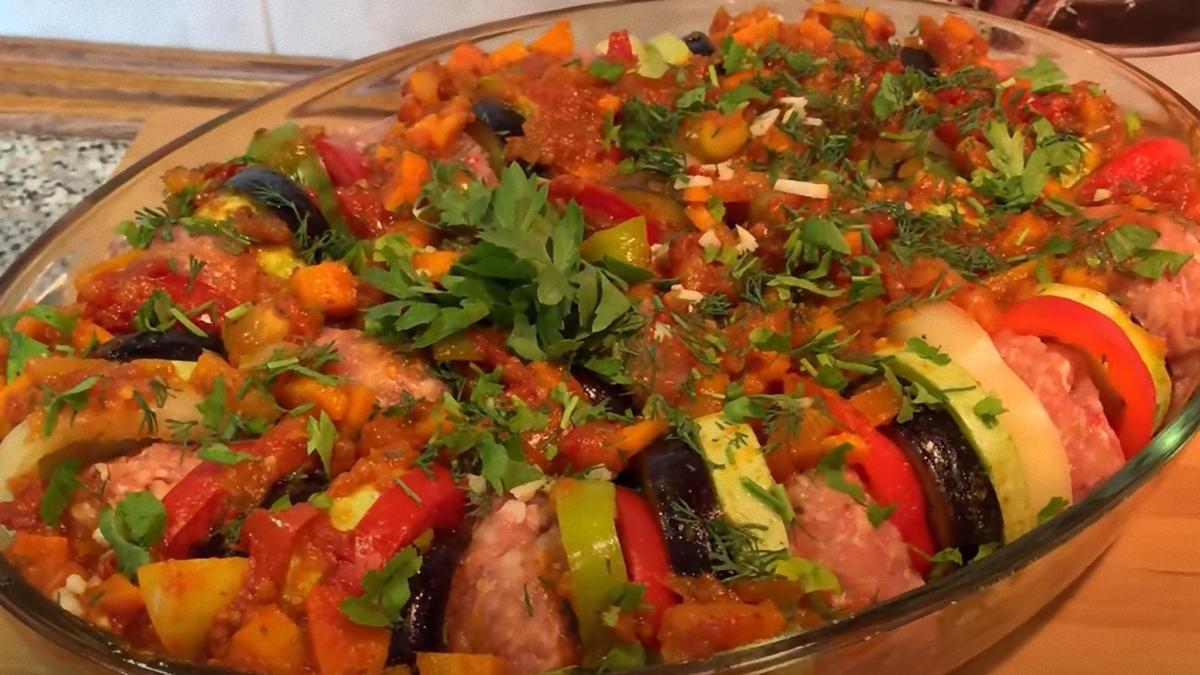 В стеклянную емкость уложены рядами овощи и мясные котлеты