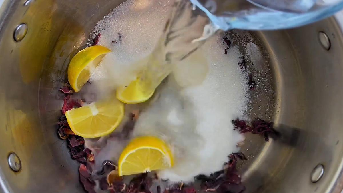 В кастрюле каркаде, лимон, сахар, вода