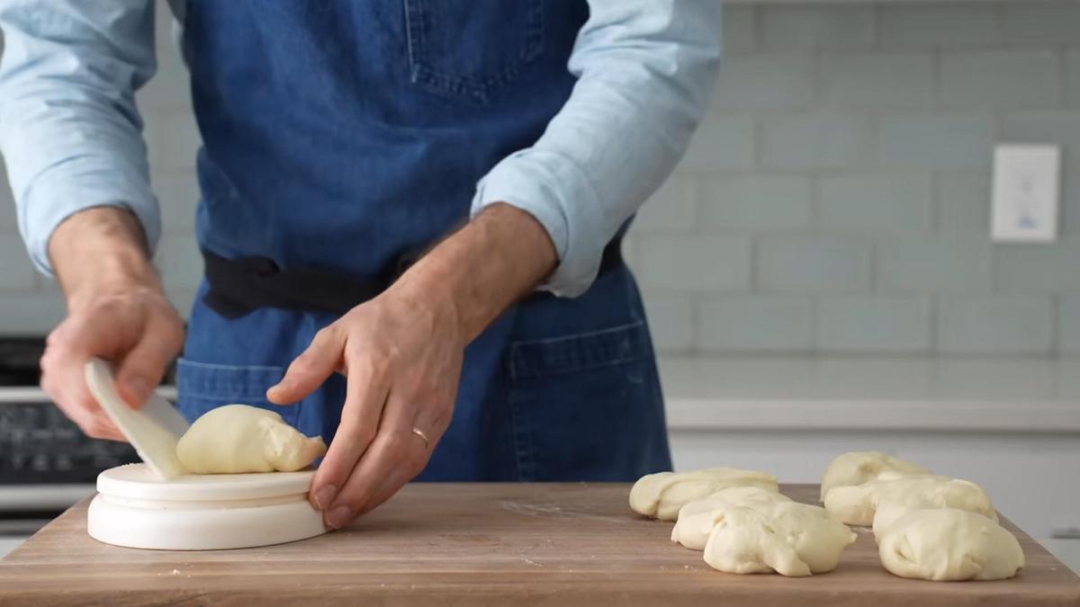 Кусочки теста взвешивают на кухонных весах