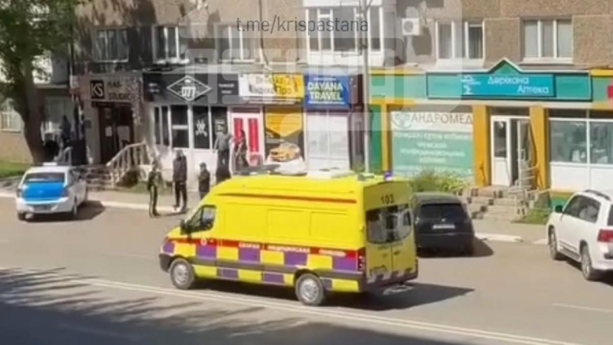 Скорая и полиция на месте происшествия Скорая и полиция на месте происшествия