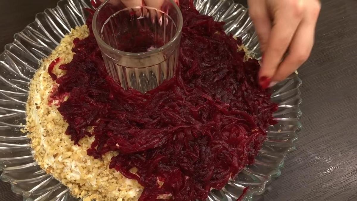 Выкладывание слоя из отваренной свеклы