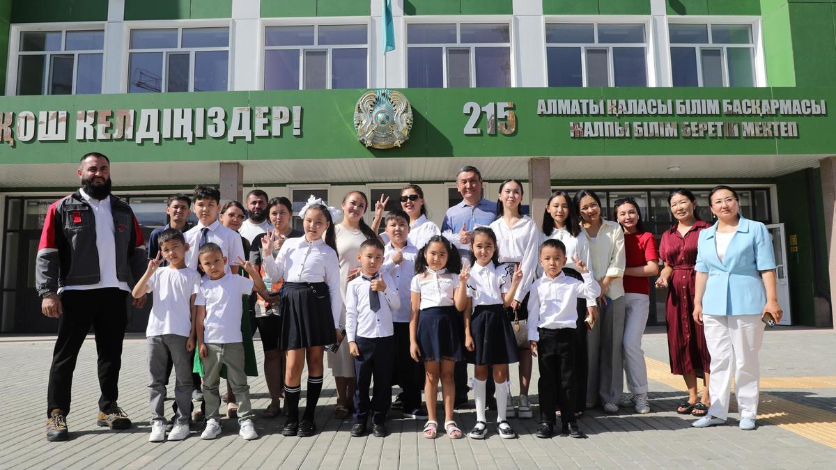 Школьники с родителями у дверей школы