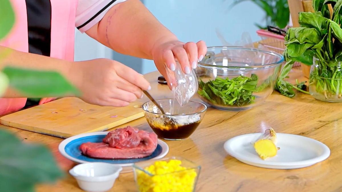 В соус вводят крахмал из пиалы