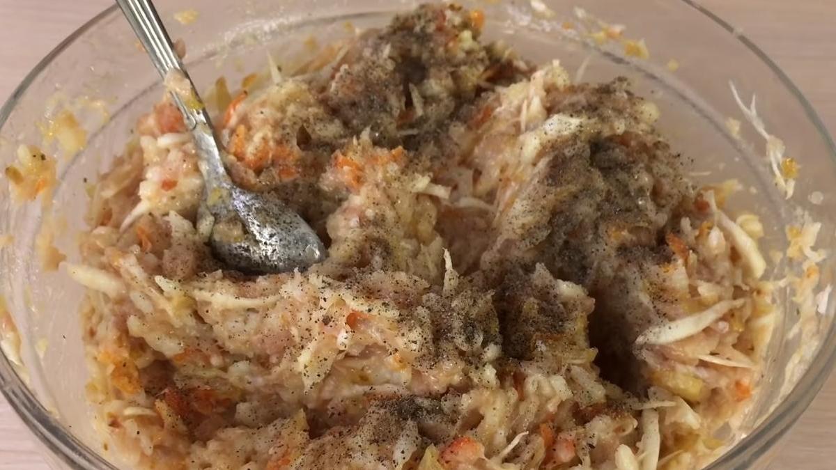 Добавление приправ в фарш