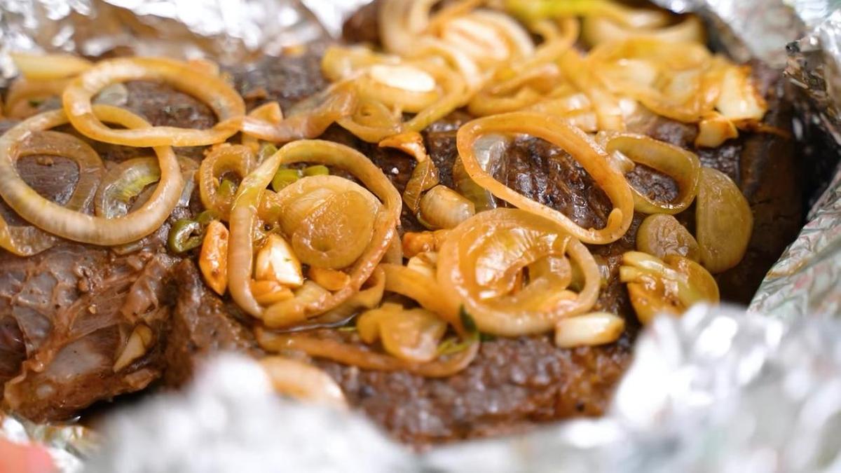 Готовая говядина под луком на фольге