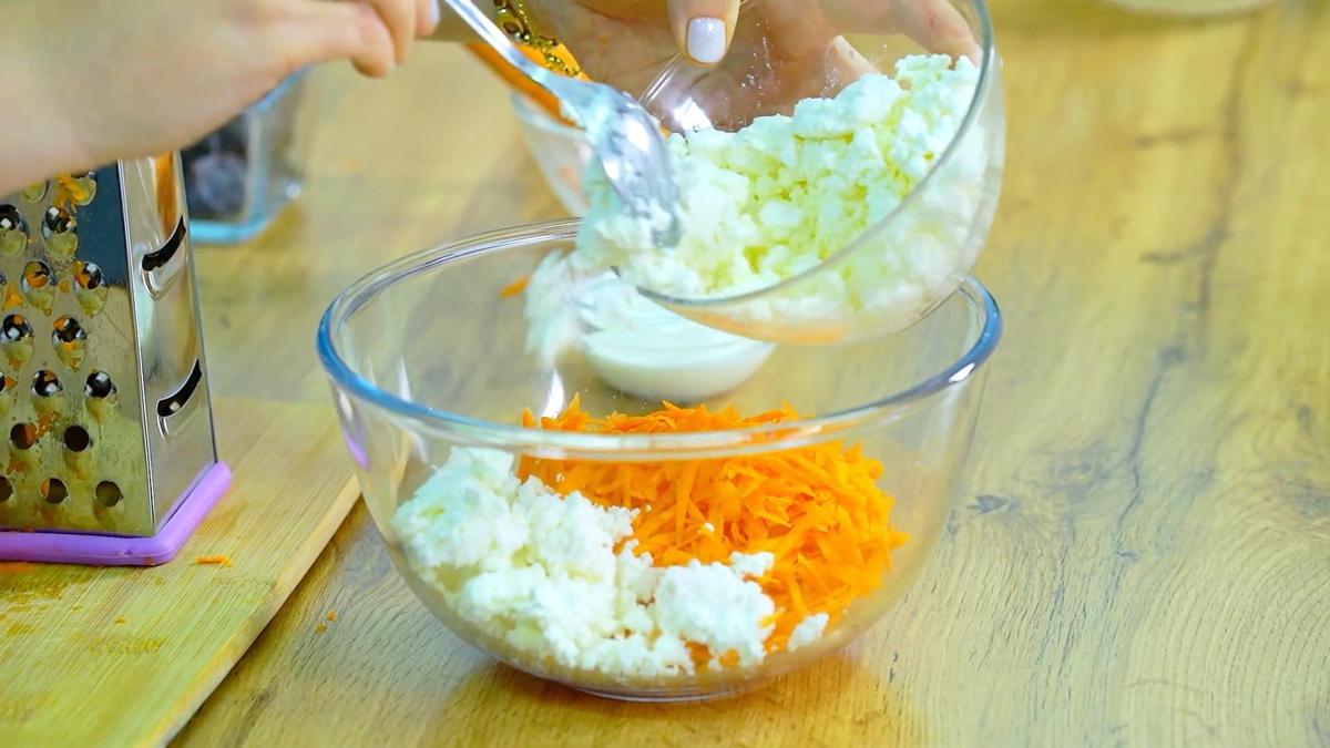 Творог насыпают в емкость с тертой морковью