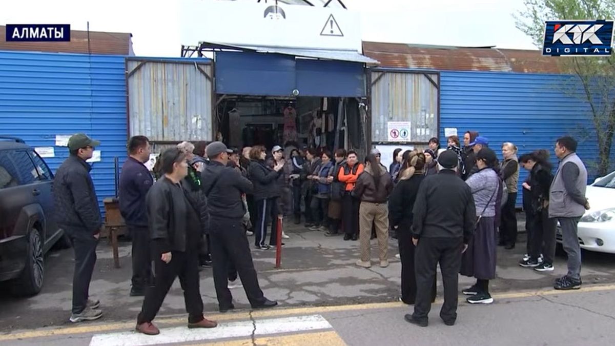 Торговцы барахолки в Алматы