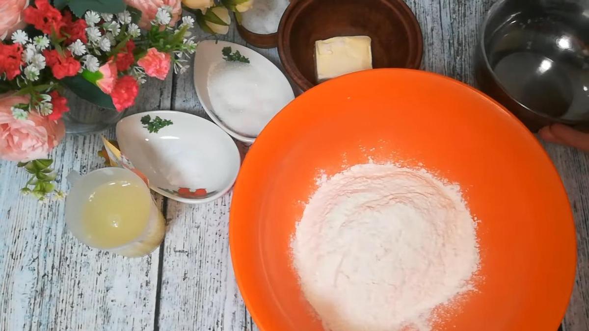 На столе ингредиенты для теста