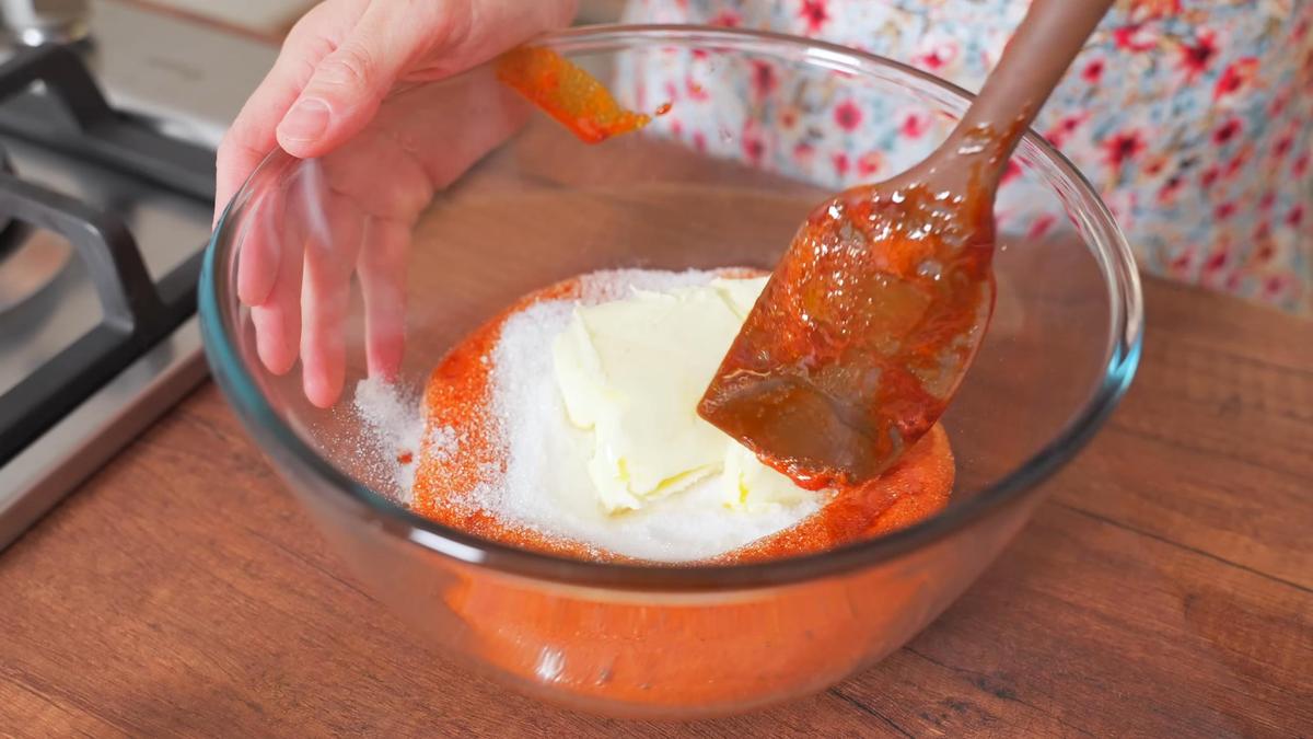В стеклянной миске мед с маслом и сахаром