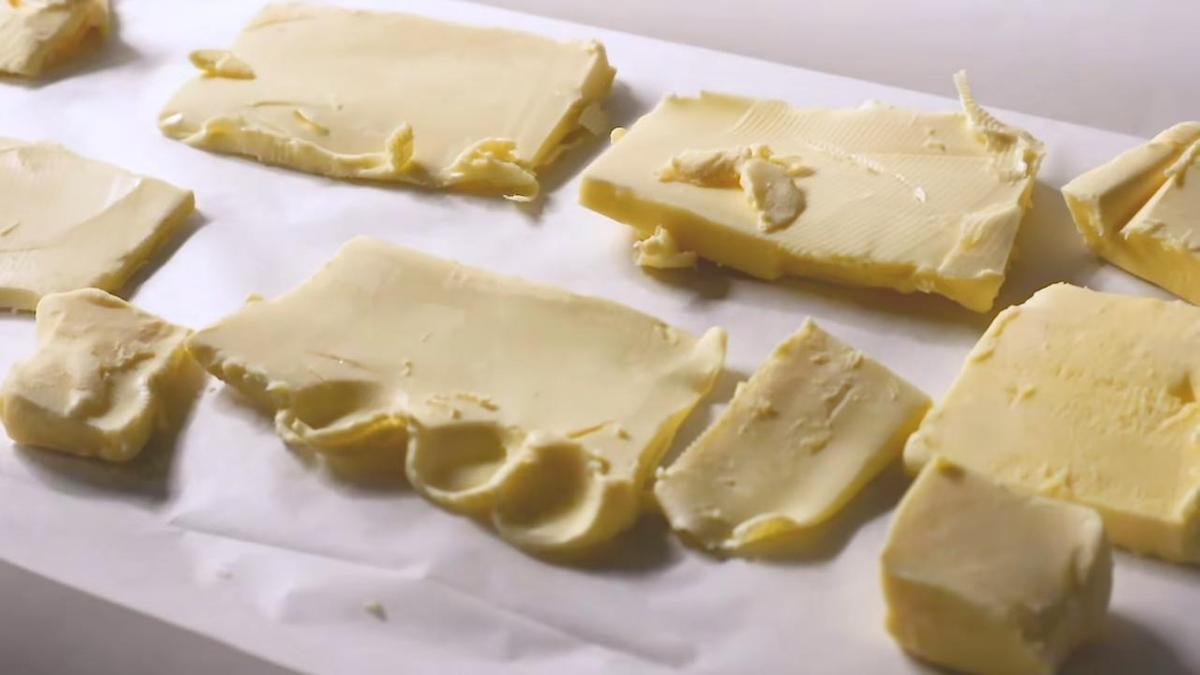 Кусочки сливочного масла на листе пергамента