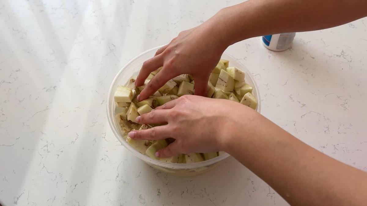 Нарезанные баклажаны в воде