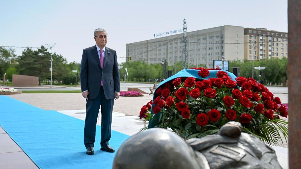 Токаев возложил цветы к мемориалу Алии Молдагуловой