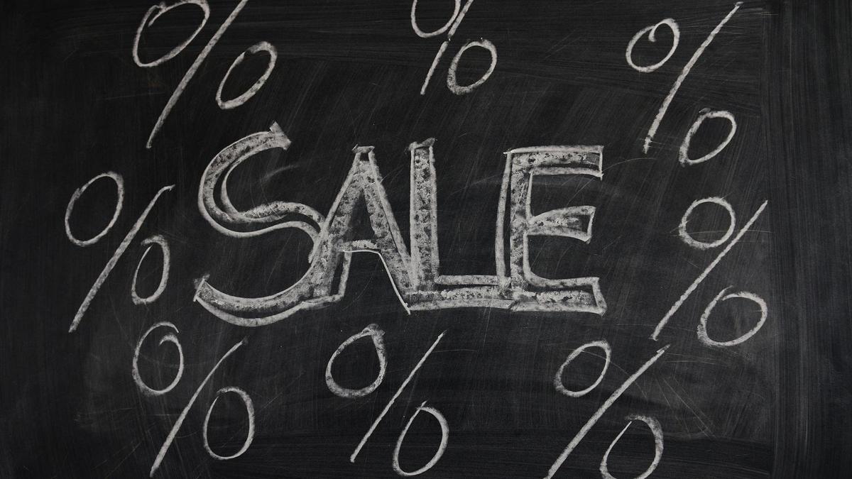 На дорске написано мелом надпись "Sale" На дорске написано мелом надпись "Sale"