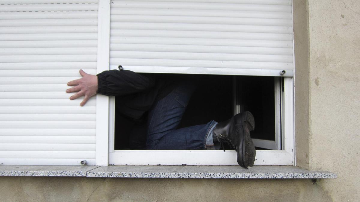 Мужчина залез в окно