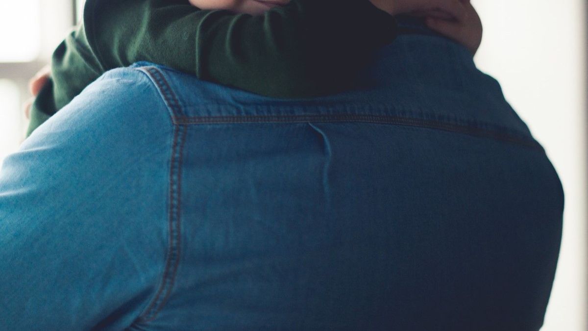 Ребенок обнимает отца