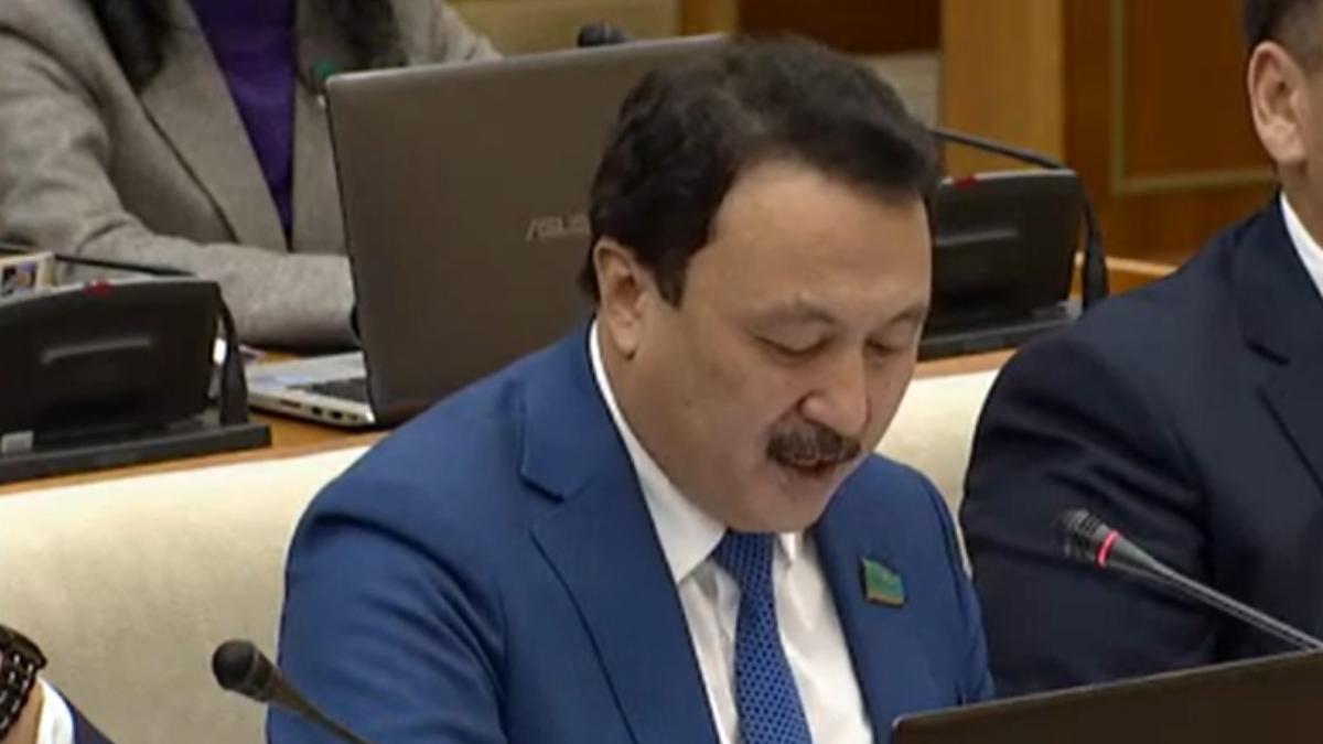 Аманжол Әлтай мәжіліс отырысында Аманжол Әлтай мәжіліс отырысында