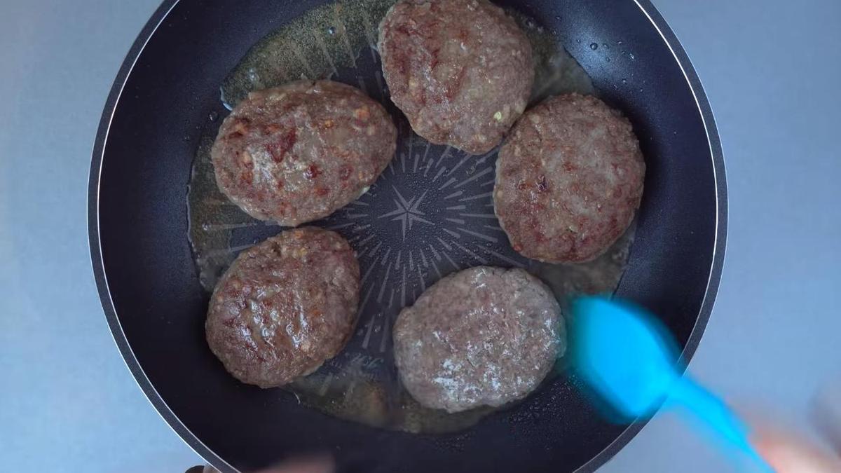Обжарьте котлеты на сковороде