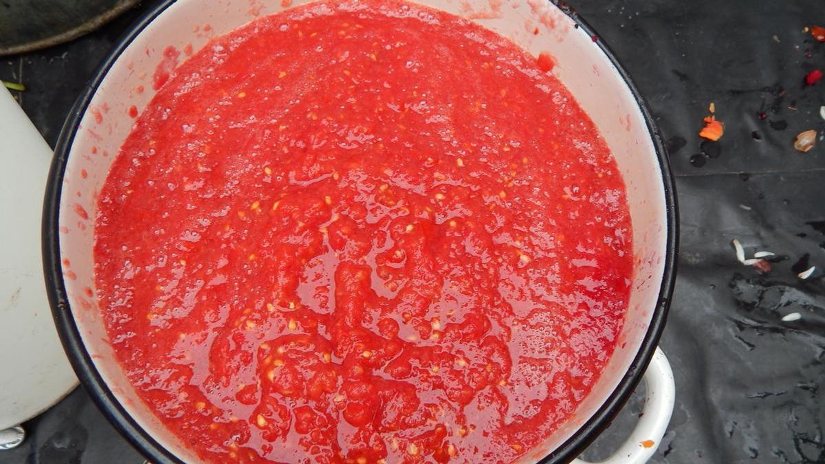 Томат в кастрюле