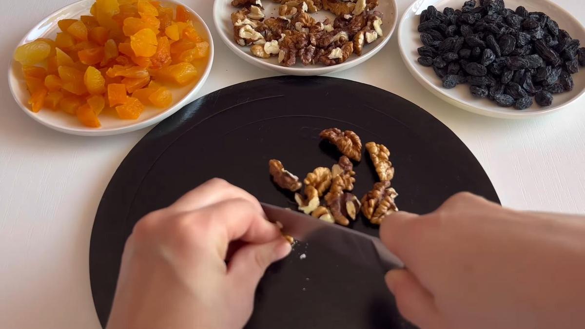 Грецкие орехи нарезают ножом