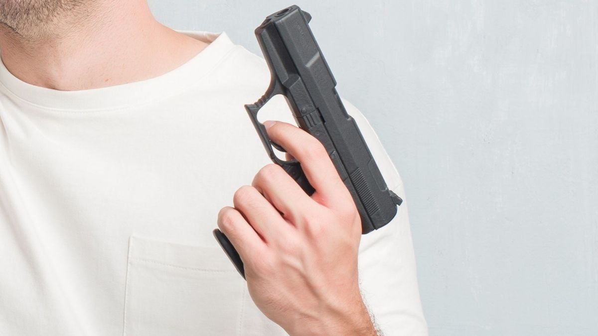 Мужчина с пистолетом