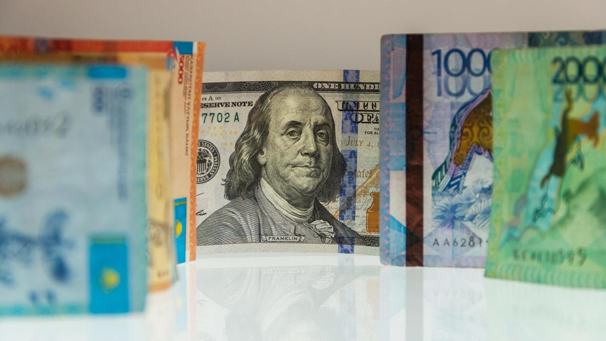 Почти 2 трлн тенге потратили на покупку иностранной валюты казахстанцы