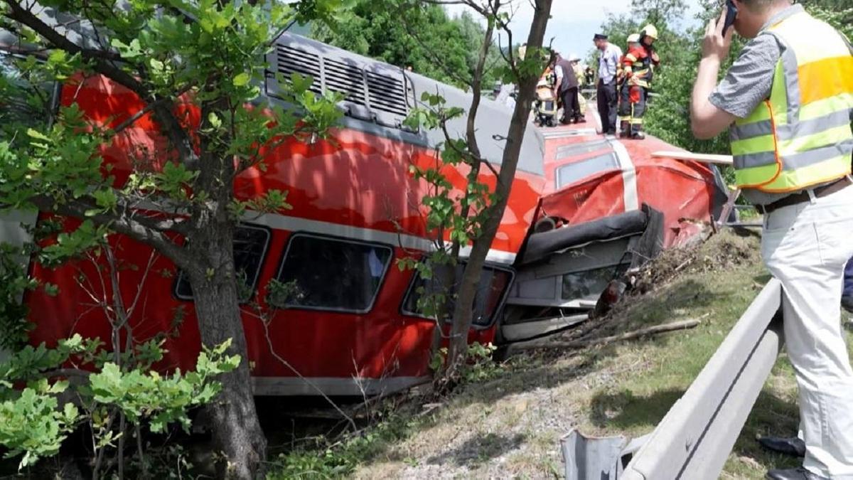 Разбитый вагон сошедшего с рельсов поезда