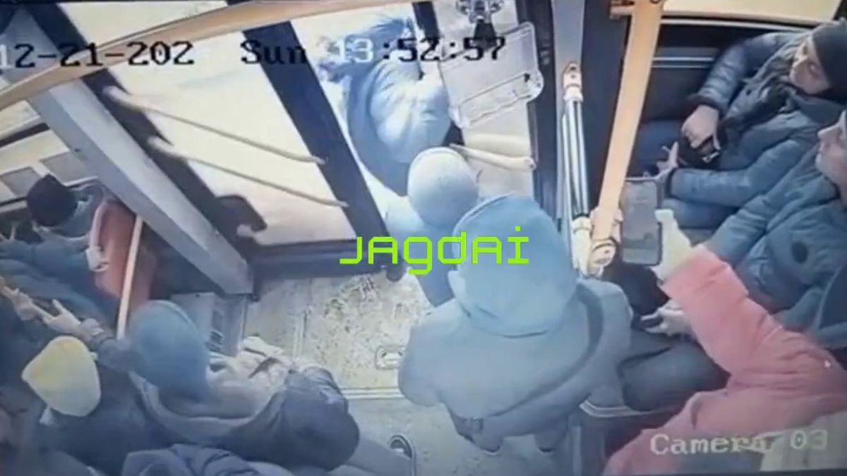 Женщина выходит из автобуса