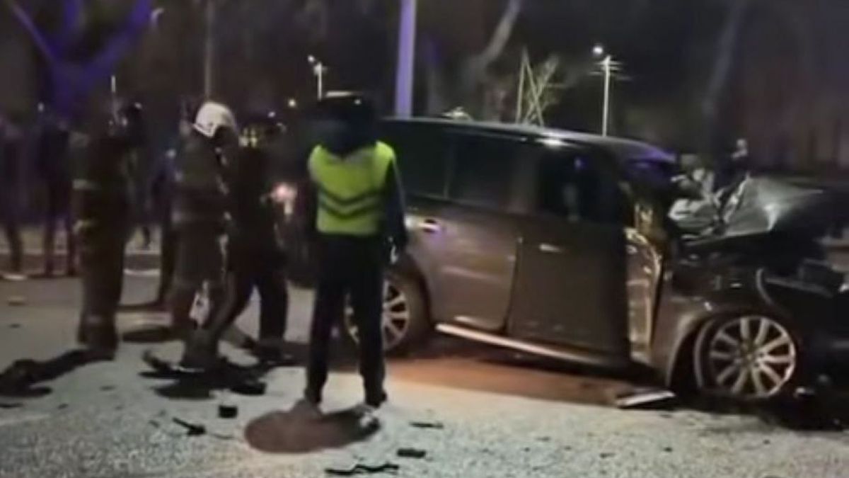 Сотрудники полиции у поврежденного автомобиля