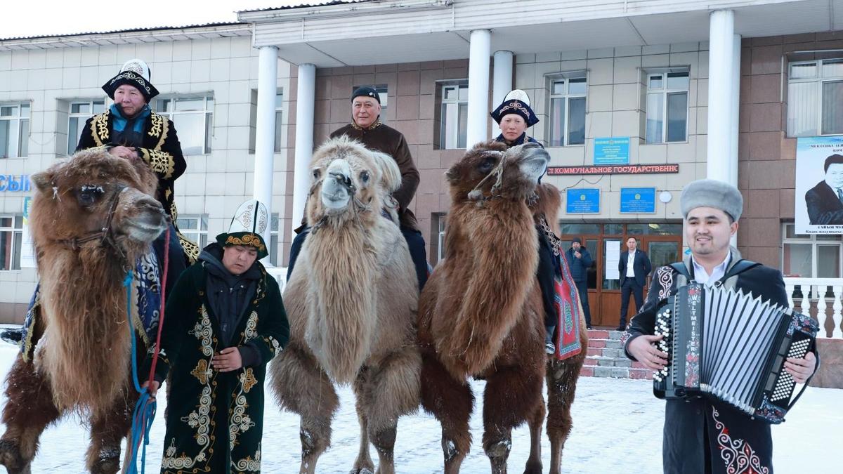 Жители Талдыкоргана на верблюдах возле избирательного участка